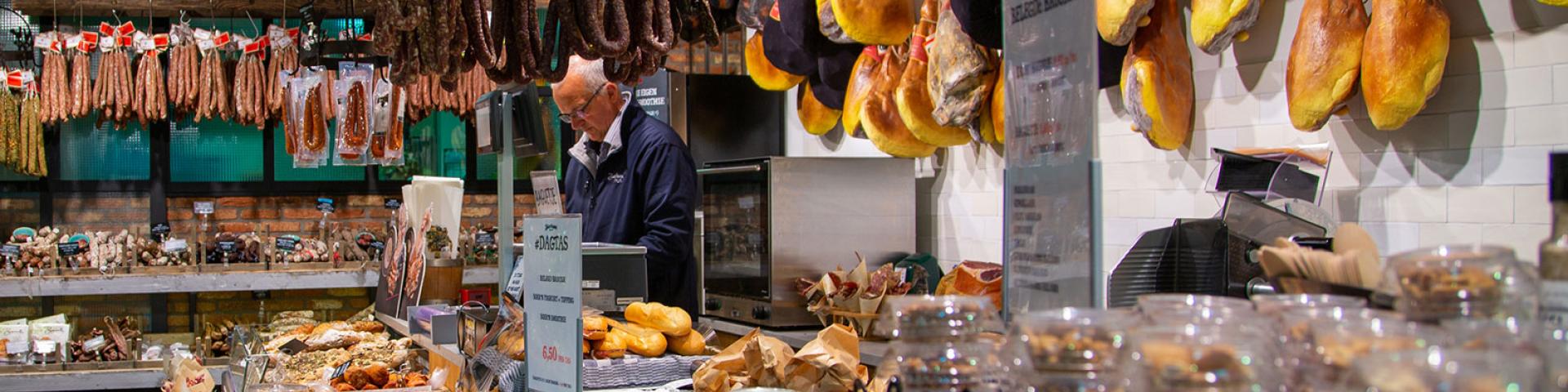 Anton Klapwijk, eigenaar van de Zuivelhoeve, in zijn winkel