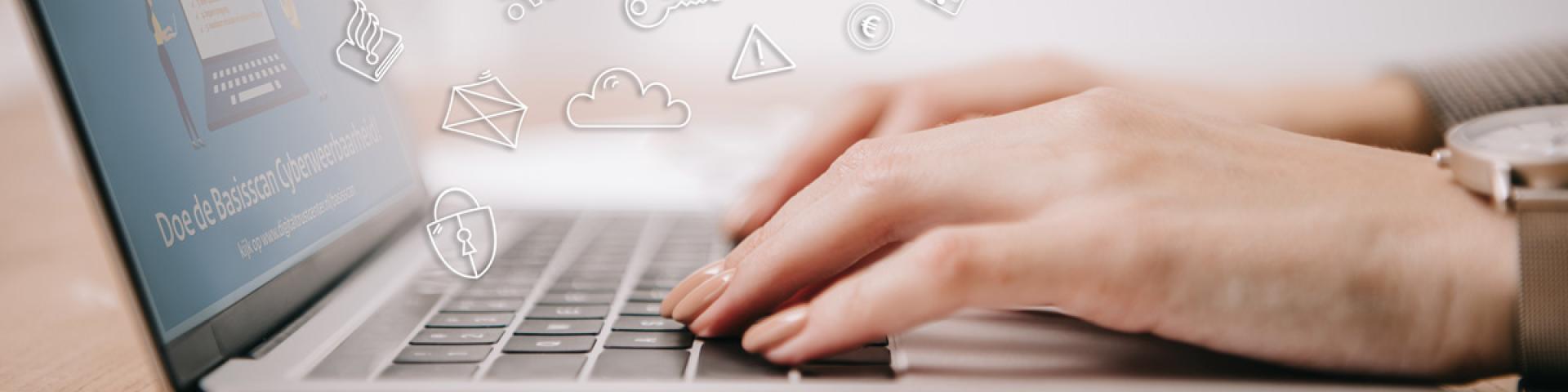 Foto van 2 handen op een laptop, met daarop de basisscan van het Digital Trust Center.