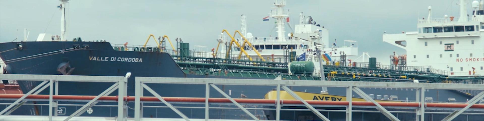 Foto van een groot schip in de haven van Amsterdam