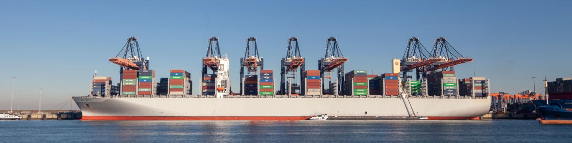 Foto van een containerschip in de Rotterdamse haven.
